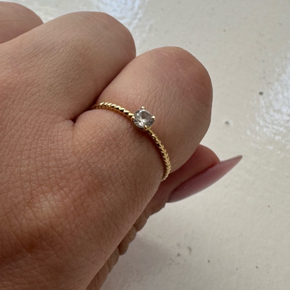 Elegant Gold Solitaire Ring